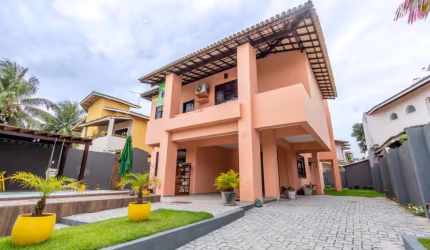 Casa com piscina, área gourmet e 7 quartos!!!
