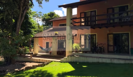 Casa com área verde abundante