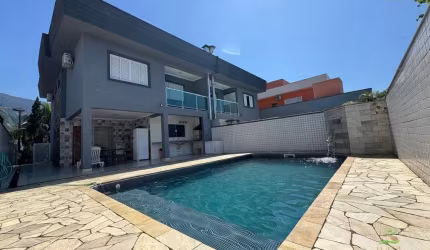 Espetacular Casa em Condomínio à Venda em Morada da Praia - Bertioga/SP: 4 Quartos, 2 Suítes, 2 Salas, 2 Banheiros, 2 Vagas de Garagem, 185m² de Área!