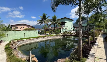 Casa em Condomínio: 6 Quartos, 2 Suítes  Morada da Praia, Bertioga/SP  Área de 305,00 m²  4 Vagas  Jardim e Lago