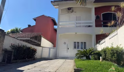 Imperdível casa à venda em Bertioga-SP, bairro Morada da Praia: 3 suítes, 2 salas, 1 banheiro, 190m².