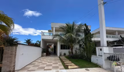 CASA ESPAÇOSA E ACONCHEGANTE À VENDA EM MORADA DA PRAIA, BERTIOGA/SPVenha conhecer essa incrível casa com 3 quartos, 1 suíte, 2 salas, 2 banheiros, 3 vagas de garagem e 214m² de área. Agende sua visit