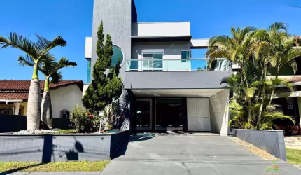 Casa de Alto Padrão à Venda em Morada da Praia, Bertioga-SP: 5 suítes, 3 salas, piscina. Agende sua visita!