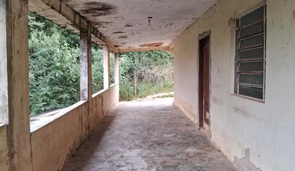 CHàCARA PEQUENA COM TERRENO GRANDE