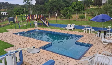 CHàCARA FORMADA COM PISCINAE CAMPO DE FUTEBOL