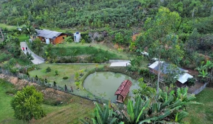 Chácara em Meio a Natureza com Lagoa e Terreno de 2.450m².