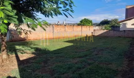 Terreno à venda no Condomínio Flamboyant 2