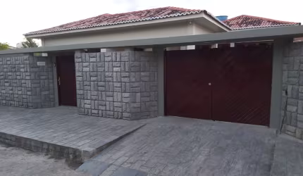Linda casa com arquitetura moderna e bem conservada em bairro nobre de Limoeiro
