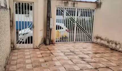 Vila Geny: Casa com 2 quartos, quintal, lavanderia e vaga – R$ 255 mil