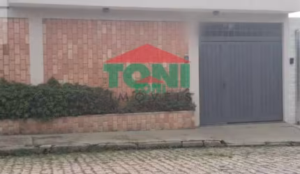 Casa à venda em Salto-SP, na Vila Nova: 2 quartos, 1 suíte, 2 salas, 1 banheiro, 4 vagas de garagem, 170m²!