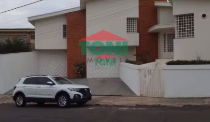 Imperdível: Casa à venda no Centro de Salto-SP, com 2 quartos, 1 suíte, 2 salas, 4 banheiros e 238m² de área!