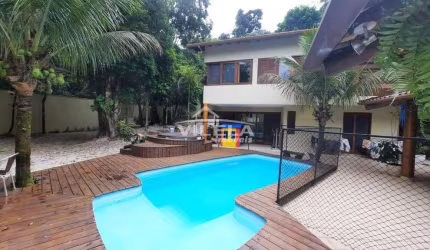 Sobrado com 4 quartos à Venda, Massaguaçu - Caraguatatuba.