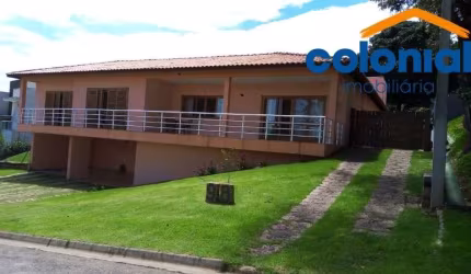 CASA COM 4 SUÍTES, SALA AMPLA COM 3 AMBIENTES, LAVABO, COZINHA PLANEJADA E VAGAS
