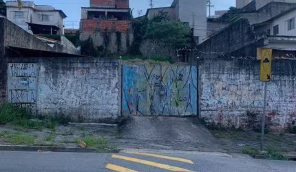 TERRENO DE 300 METROS, MURADO E PRÓXIMO À SAMUEL MARTINS NO JARDIM DO LAGO.