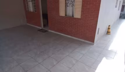 OPORTUNIDADE: CASA TERREA COM 2 QUARTOS E EDÍCULA.