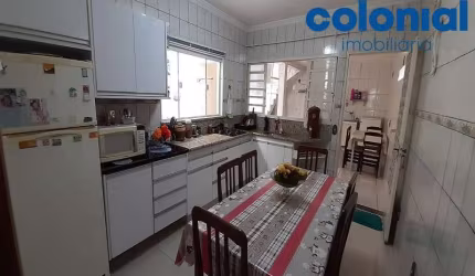 SOBRADO COM 2 QUARTOS, SENDO 1 SUÍTE COM HIDRO E TERRAÇO COM CHURRASQUEIRA