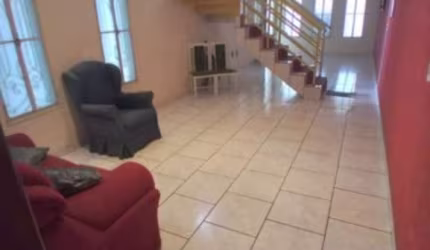 CASA COM 4 QUARTOS/1 SUÍTE.