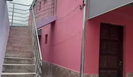 TERRENO COM 03 CASAS INDEPENDENTES, ÓTIMA OPÇÃO PARA INVESTIMENTO.