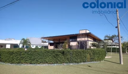 CASA TÉRREA EM CONDOMÍNIO FECHADO COM 3 DORMITÓRIOS, SENDO 2 SUÍTES, COM AR, PISCINA, ÁREA GOURMET COMPLETA EM 1200M² DE TERRENO.RESIDENCIAL PRIMAVER