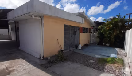 EXECELENTE CASA    COMERCIAL E RESIDENCIAL  NA MELHOR LOCALIZAÇÃO DOS IPÊS
