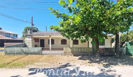 RESIDÊNCIA DE ESQUINA NO BALNEÁRIO SHANGRI-LÁ EM PONTAL DO PARANÁ/PR
