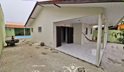 RESIDÊNCIA NO BALNEÁRIO CARMERY, APENAS 180M DA PRAIA