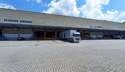 Galpão/Depósito/Armazém Aruja para aluguel possui 5308 metros quadrados Rodovia Dutra