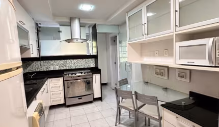 Belíssima cobertura com 4 quartos, bem pertinho do coração de Itaipava