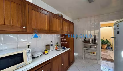 CASA EM OTIMA LOCALIZAÇÃO NO BAIRRO OLINDA!