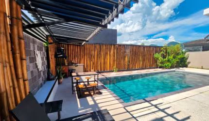 AMPLA CASA ESTILO INDUSTRIAL EM CONDOMÍNIO COM 4 SUÍTES À 5 MINUTOS DO RECREIO DOS BANDEIRANTES.