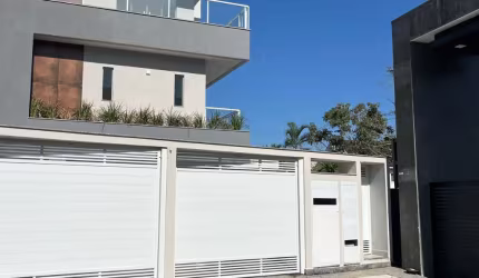 Casa Triplex em Condomínio com Infraestrutura em Varge Pequena - 1ª locação