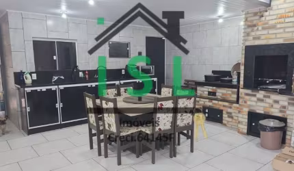 Casa semimobiliada com ampla área para estacionamento!