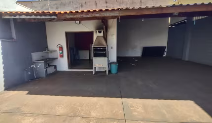 ÁREA DE LAZER COM PISCINA