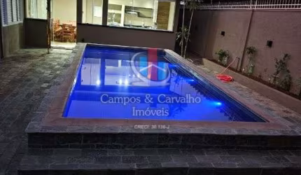 Residência elegante com estruturas funcionais e área de lazer completa.