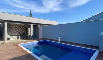 Casa com piscina!