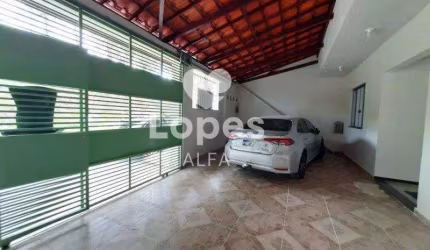 Casa espaçosa de 3 dormitórios, suíte com varanda e duas vagas de garagem, localizada no bairro Caiçaras em Barbacena
