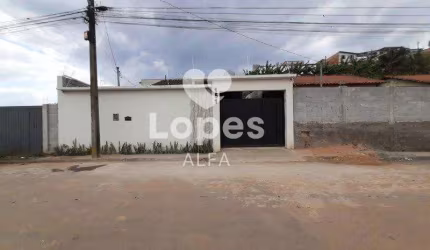 Moderna Casa com 2 Dormitórios, Alarme e Vaga para 2 Carros