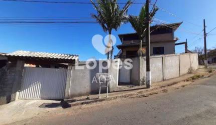 Elegante Casa com Área de Lazer, Três Dormitórios e Suítes