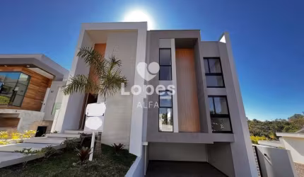 Conforto e Estilo em Dois Andares: Casa com 4 Dormitórios, 2 Suítes em Condomínio Fechado!