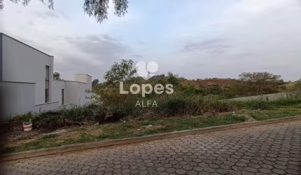 Construa a Casa dos Seus Sonhos: Lote de 940m² em Condomínio Fechado