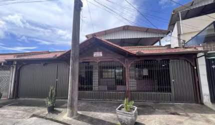 Casa à venda em Barbacena no Santa Efigênia com 3 kitnet com entrada independente