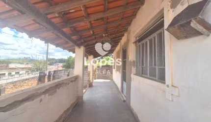 Casa Antiga de Esquina - Oportunidade Única no Centro de Alfredo Vasconcelos
