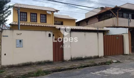 Casa de Luxo no Coração da Cidade - 310m² de Sofisticação e Conforto