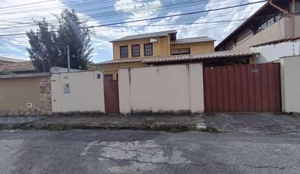 Casa de Luxo no Coração da Cidade - 310m² de Sofisticação e Conforto