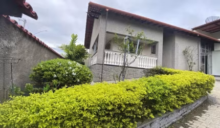 Espetacular Casa com 5 Dormitórios, Jardim Encantador e Pomar Privativo – Localização Privilegiada!