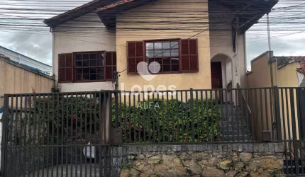 Casa à venda, no centro de Barbacena!