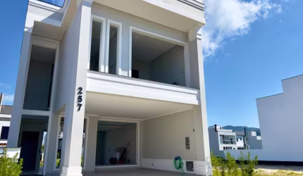 Belíssima casa com muito conforto e sofisticação em condomínio fechado