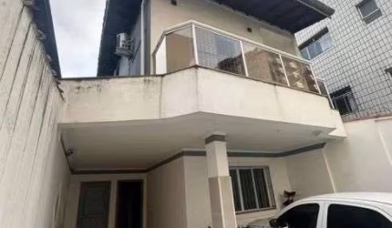 Sobrado isolado a 80 metros do mar e 3 quadras da ferinha