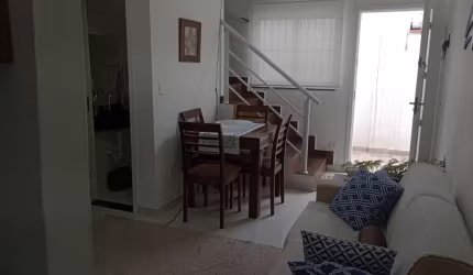 Casa assobradada de condomínio lado Praia