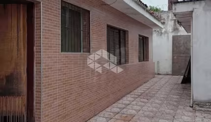 Sobrado com 3 dormitórios e 4 vagas de garagem.